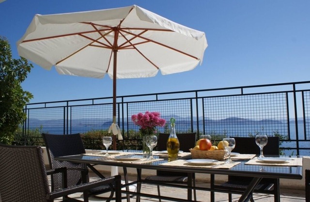 Sunrise 5 Apartment - Beautifully Located Air Conditioned 3 Bedroom Above Beach