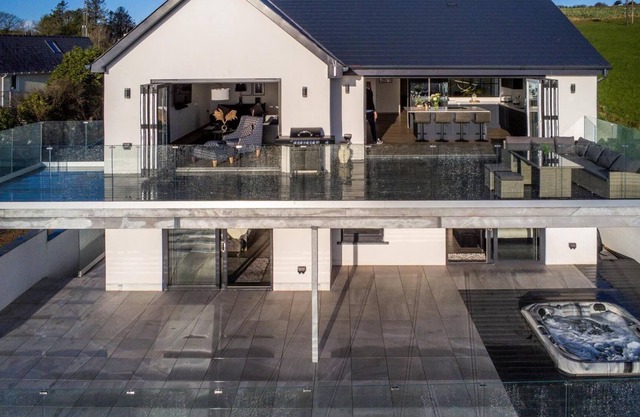 Sunrise - 5 Bedroom Luxurious Holiday Home - Pendine