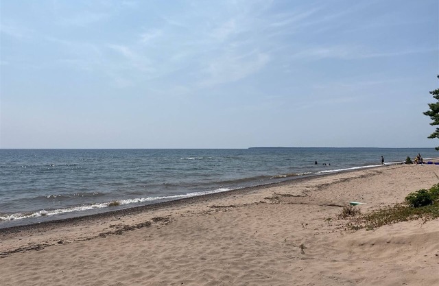 Sunrise Beach House - Sand Beach and Lake Superior Access!