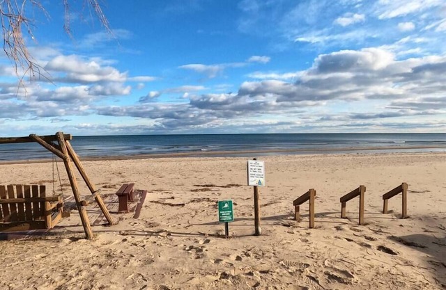 Sunrise Beach - Lake Huron - 3 Bed 2 Bath Condo Sleeps 8