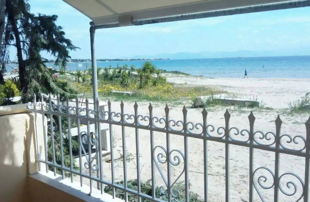 Sunrise beach studio. Οn the beach and 15 minutes from the airport