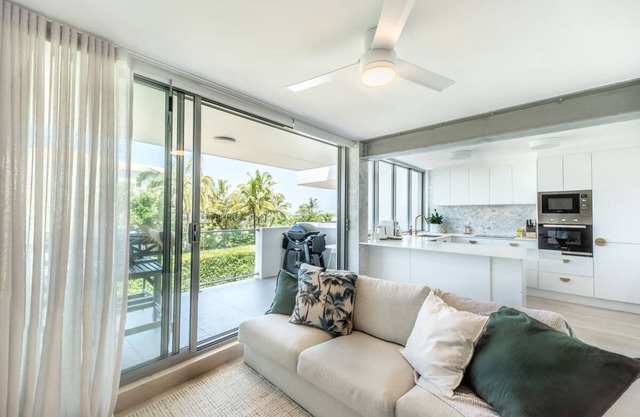'Sunrise Central', Pool, Views & 1 Min to Beach