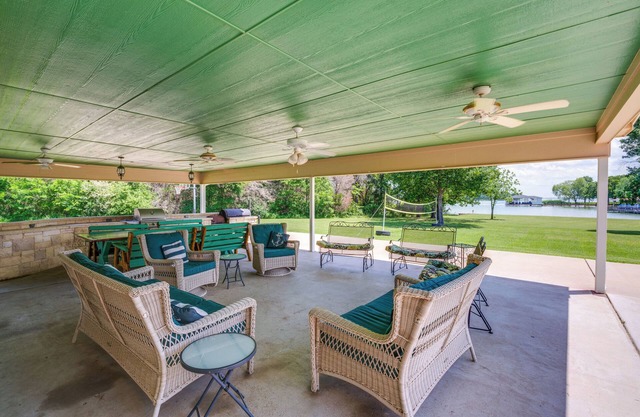 Sunrise Cove RC LLC: Lakefront Home w/2 Casitas!