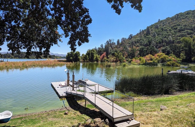 Sunrise Lake Escape - -Beautiful Lakefront with Dock Paddleboards and Kayaks!