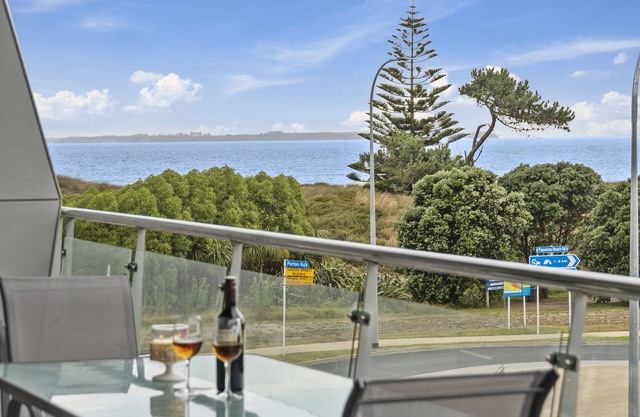 Sunrise, Seaviews and BBQs-Papamoa Beach Apartment