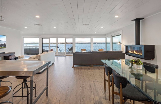 Sunrise Shores: Luxury on open water & boat lift