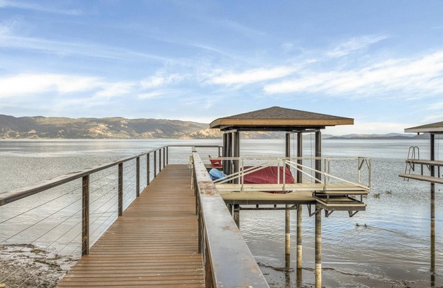 Sunrise Shores--Panoramic Views at this lakefront escape