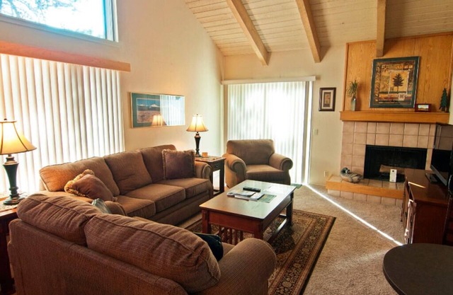 Sunriver Lodge with Vaulted Ceilings & Wood Fireplace