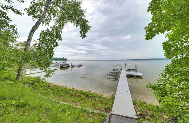 Sunroom, Dining Pavilion & More: Gem on Burt Lake!