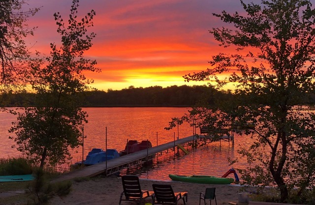 Sunset Bay Vista- 4BR/2BA Lodge on Baby Lake- Family Friendly
