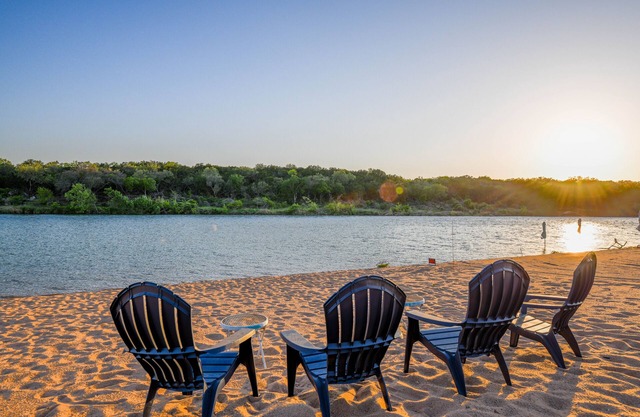 Sunset Beach Bungalow- Lakefront w/Views & Beach