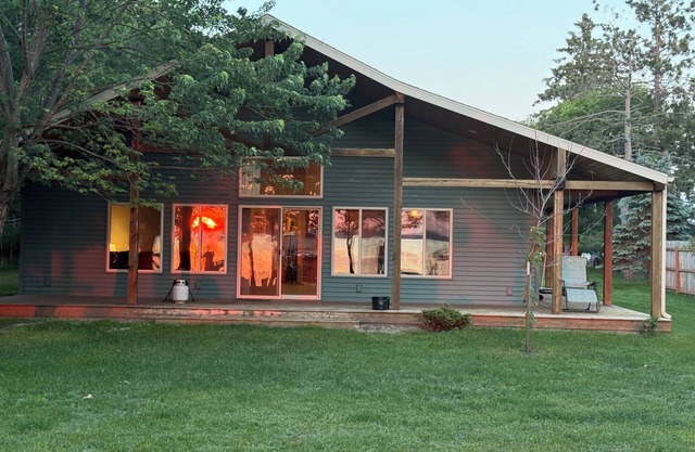SUNSET BEACH CABIN - Charming 2-bedroom home INCLUDES PONTOON RENTAL!