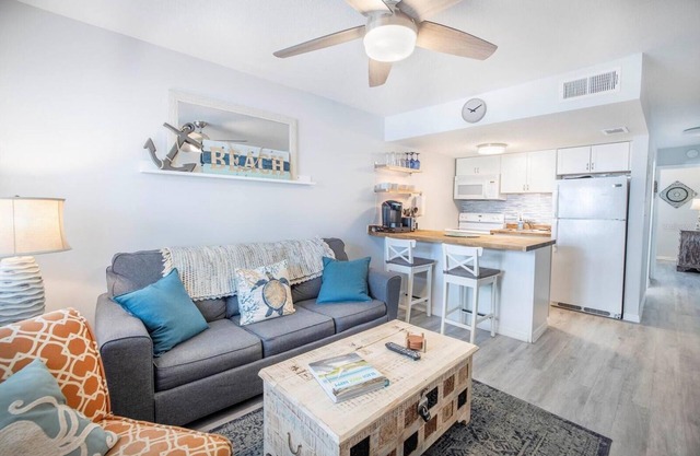 Sunset Beach Cozy Condo - Easy Beach Access