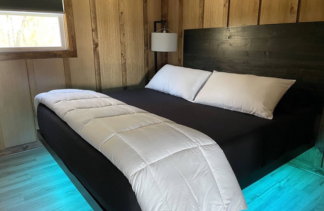 Sunset Cabin W/Hot Tub-Spring*Summer*Winter*Fall-Luxurious Farmhouse at its BEST