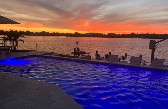 Sunset Cottage: Lake Front