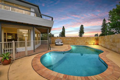 Sunset Lake House - Your Dream Family Getaway