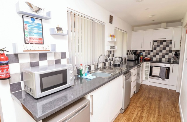 SUNSET LODGE - NO.6, pet friendly, with hot tub in Thorpe-On-The-Hill