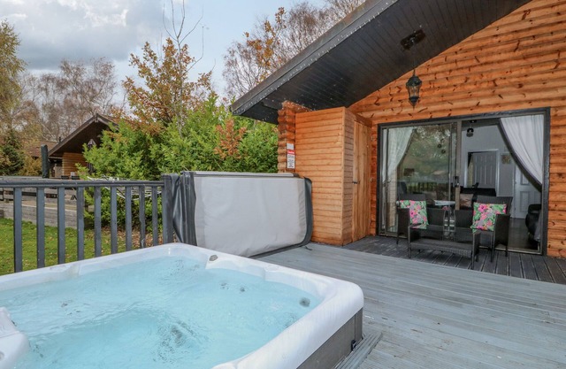 SUNSET LODGE, pet friendly, with hot tub in Tattershall