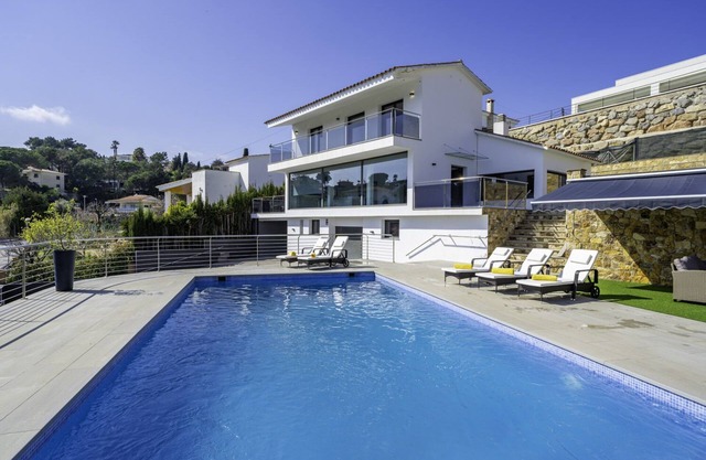 Sunset Lux House - Ideal for families in Residential Area & Aircon