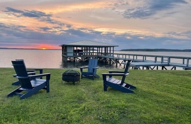 Sunset Paradise: Cozy waterfront home with amazing lake views