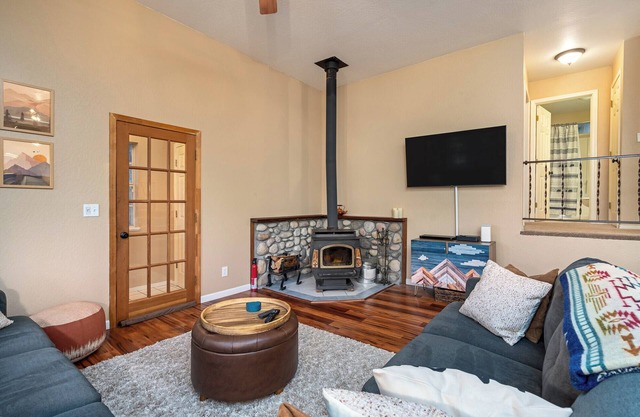 Sunset Peak Cabin 3BR house in TH with Lake Access-Walk to Downtown