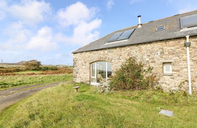 SUNSET, pet friendly, with a garden in Goodwick