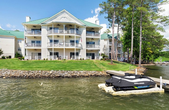 Sunset Point on Lake Martin. Fantastic Views! Great for families!