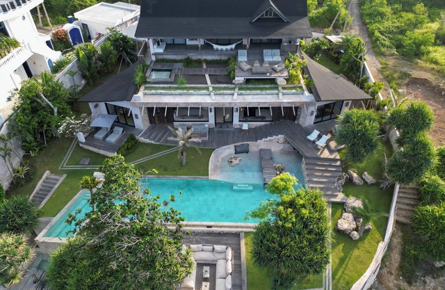 Sunset Point Paradise - Exclusive cliffside villa with ocean views