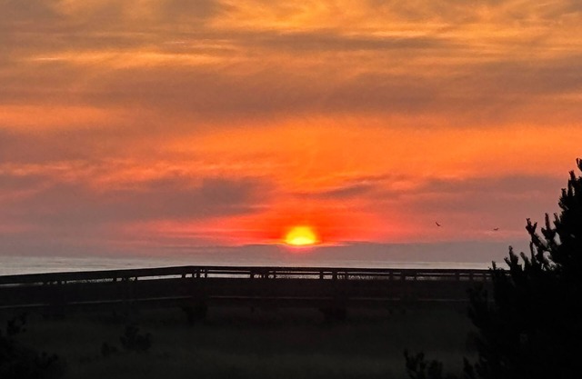 Sunset Retreat -Oceanfront easy access to beach