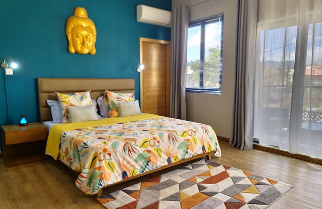Sunset Sanctuary Retreats, 30 meters from the Beach with Pool and 5G WiFi