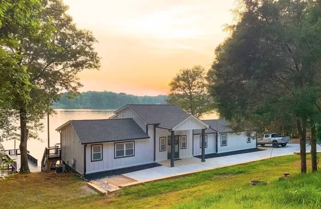 Sunset Shores - Lakefront w/Dock, Private Beach, Game Room, Pets OK, 20 Mins to Uptown, Jacuzzi Tub
