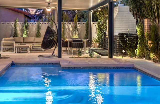 𖤓 Sunset Swim: Luxury Vegas Villa, Pool, Hot Tub