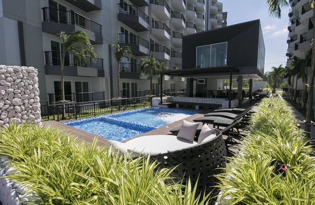 Sunset view 1 bdrm w/balcony, pools and gym, 2 mins to the beach