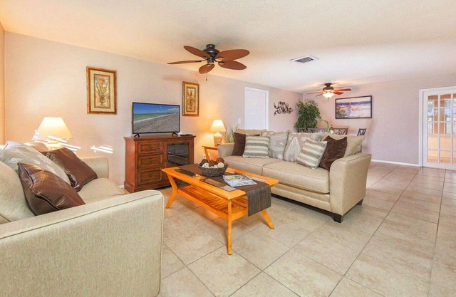 Sunset Villa -Close to Beaches and Shamrock Park - Fenced Yard