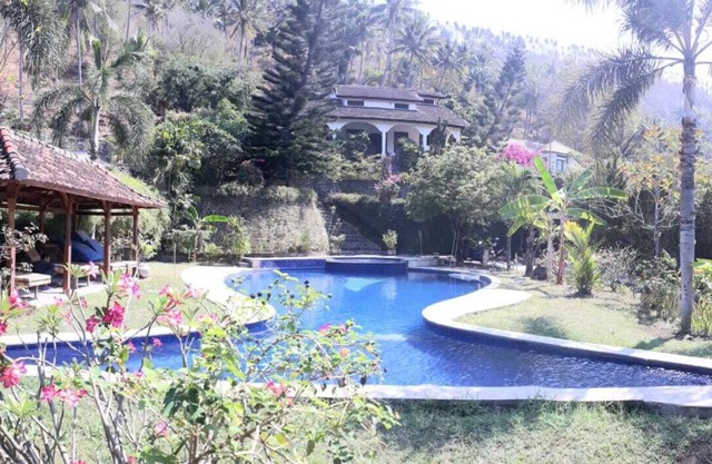 Sunset villa Lombok, family villa with private pool and full staff.