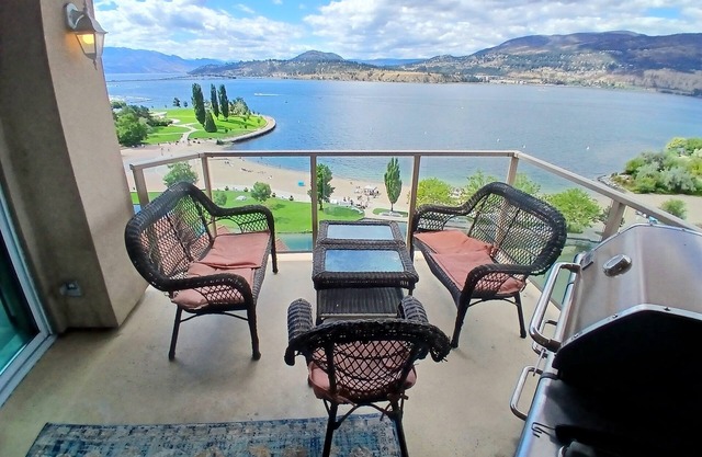Sunset Waterfont Resort 12. Luxury Lakeside, stunning 3 bed/2bath Kelowna Condo.