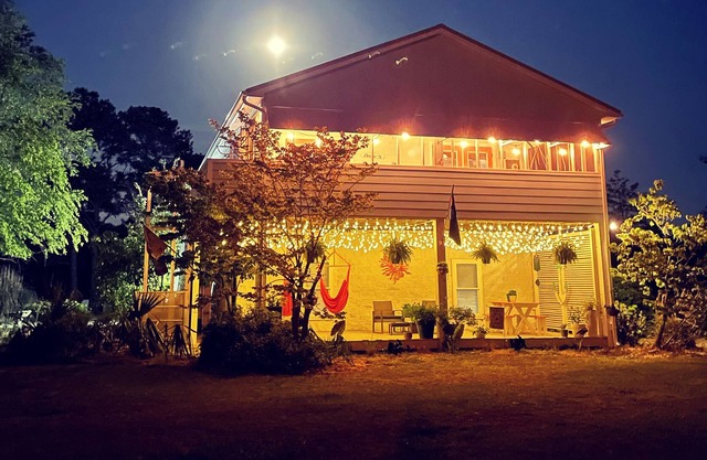Sunsets and Siestas - Pet Friendly - Creek View Coastal Cottage