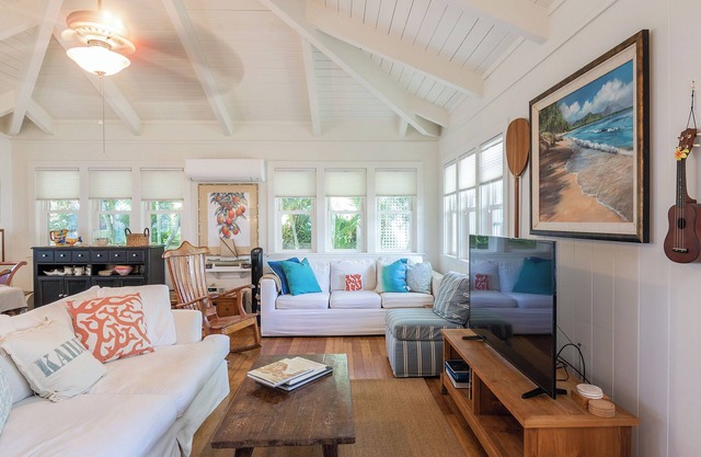 Sunshine Cottage just steps to Kailua beach