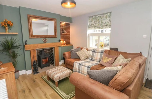 Sunshine Cottage Tideswell, Games room included.