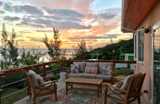 Sunshine☀️House, with private water entry and high-speed Internet.