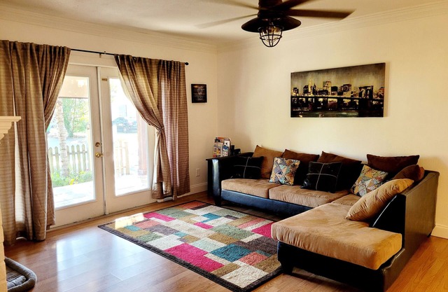 Sunshine Paradise Getaway 14 mins to Downtown Tampa