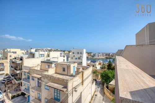 Sunshine penthouse 2BR heaven with AC, terrace & WIFI by 360 Estates