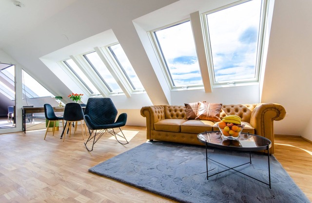 SunSoaked & Comfy | City Center,♛King Bed, Balcony