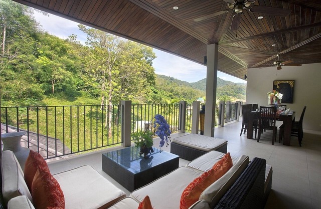Sunstone Villa: 8 Bedroom, Private Pool Villa, Near Beach, Sleeping19 guests