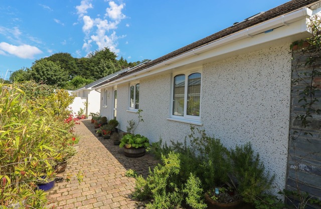 SUNTRAP HIDEAWAY, pet friendly, with open fire in St. Austell