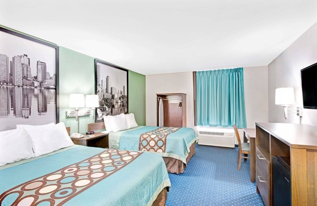 Super 8 by Wyndham Brockton