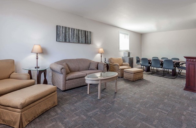 Super 8 by Wyndham Kirkland Lake