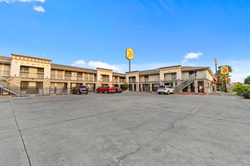 Super 8 by Wyndham McAllen-Downtown-Airport-LA Plaza Mall