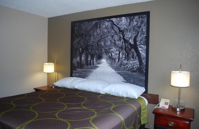 Super 8 by Wyndham Warner Robins