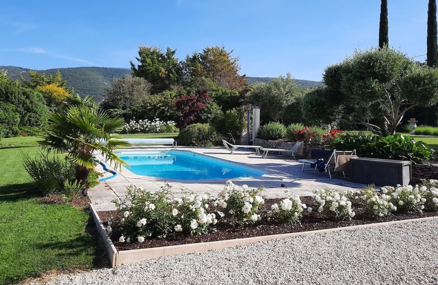 Super apartment Figuier in a wonderful parc une view of the Luberon
